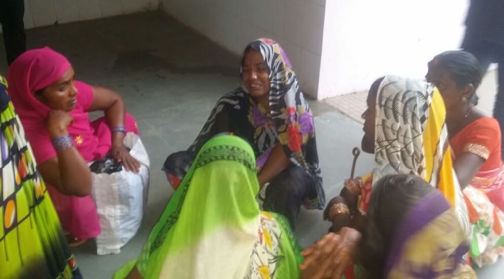 पेड़ से दबकर सगी बहनों की मौत, भाई घायल