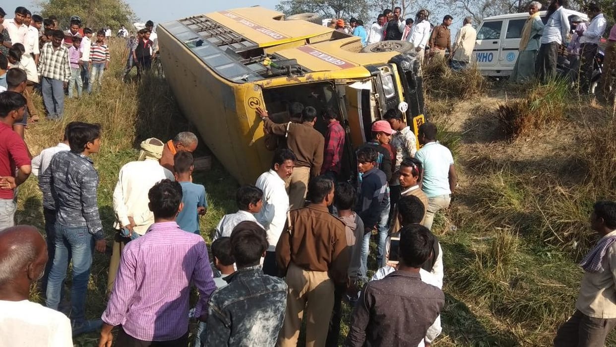 स्कूल बस पलटी, 11 बच्चे जख्मी