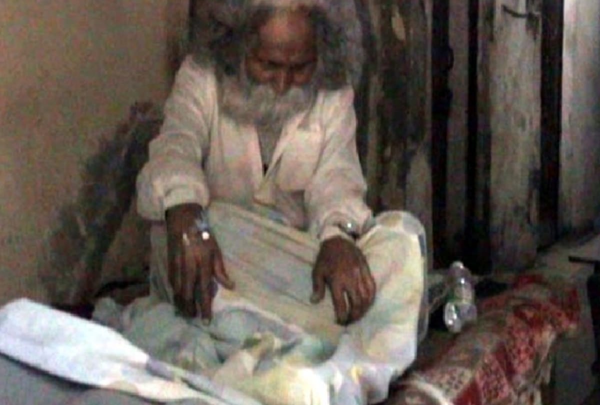 alone man in delhis dilshad garden rescued from his room send to hospital, his legs got spoil