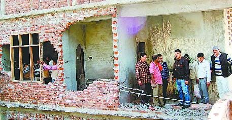 अवैध निर्माण पर चला डंडा, दीवार-छज्जे तोड़े