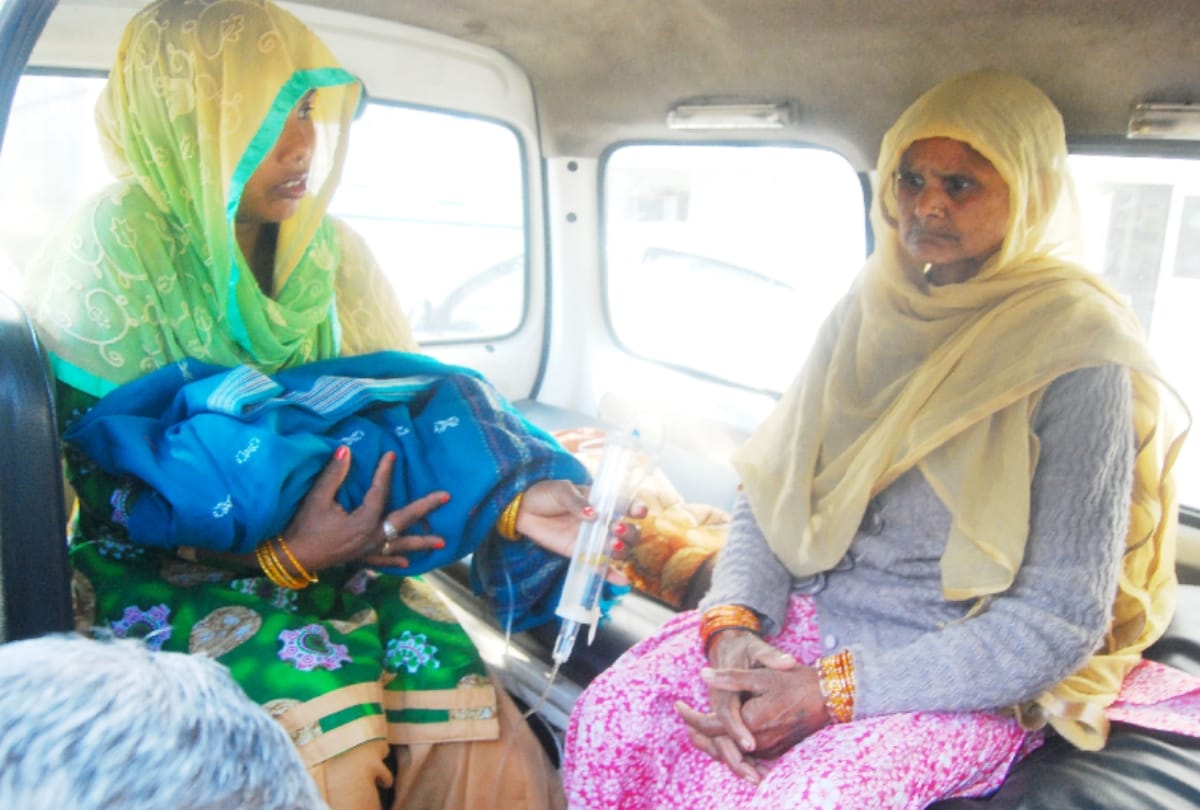 just after delivery baby falls in dustbin, bk hospital faridabad nurse negligence came in front