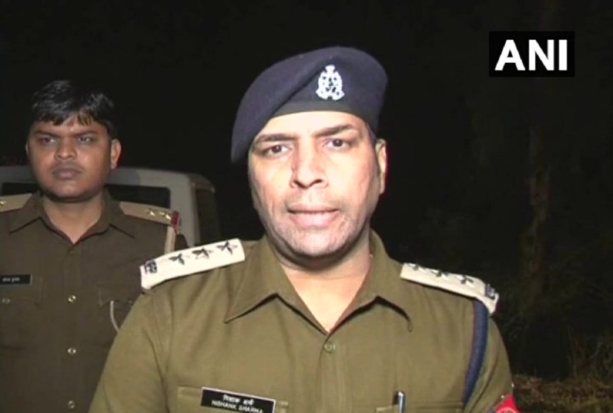 uttar pradesh Man died after allegedly jumping off a police vehicle in Jewar of Gautam Budh Nagar 