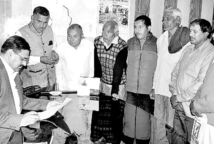 क्रशर लगाने के विरोध में लामबंद हुए ग्रामीण