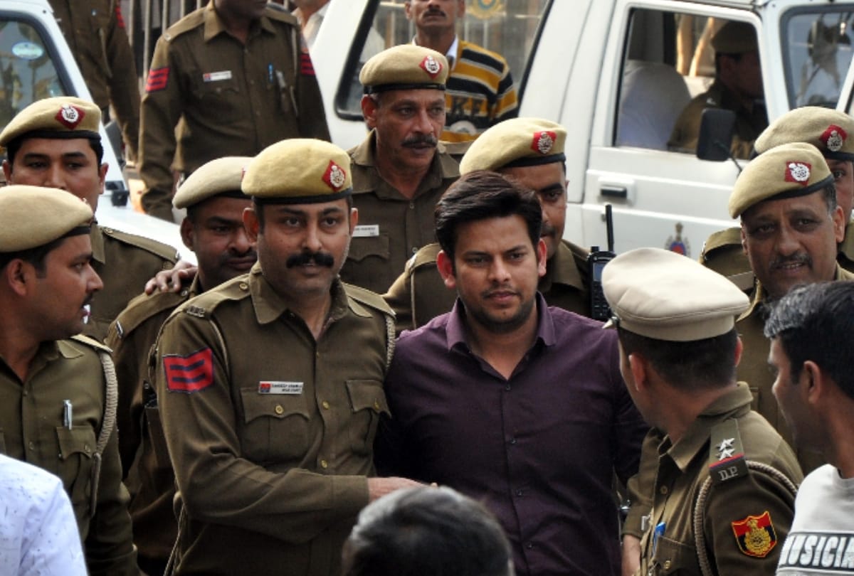 aap mla amanatullah khan and prakash jalwal play carom for timepass in jail 