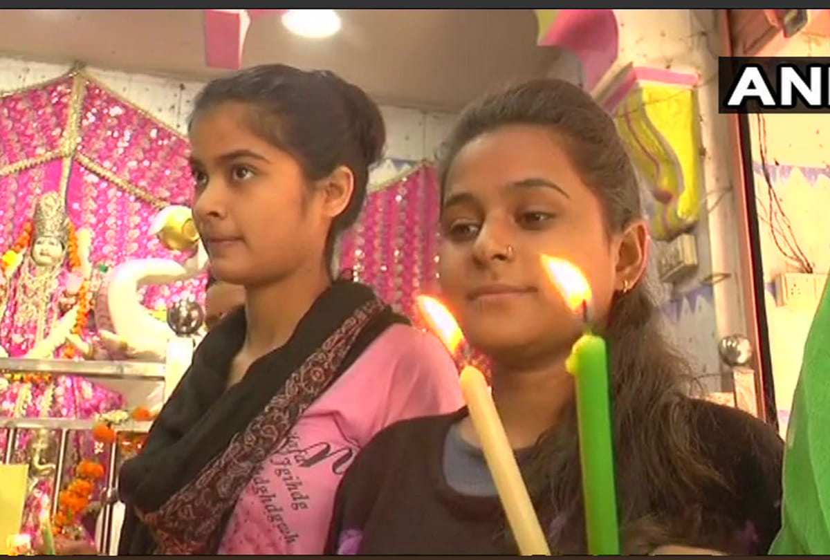 Fans light candles to pay tribute to Sridevi  in Kanpur 