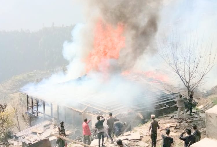 house on fire at kullu himachal
