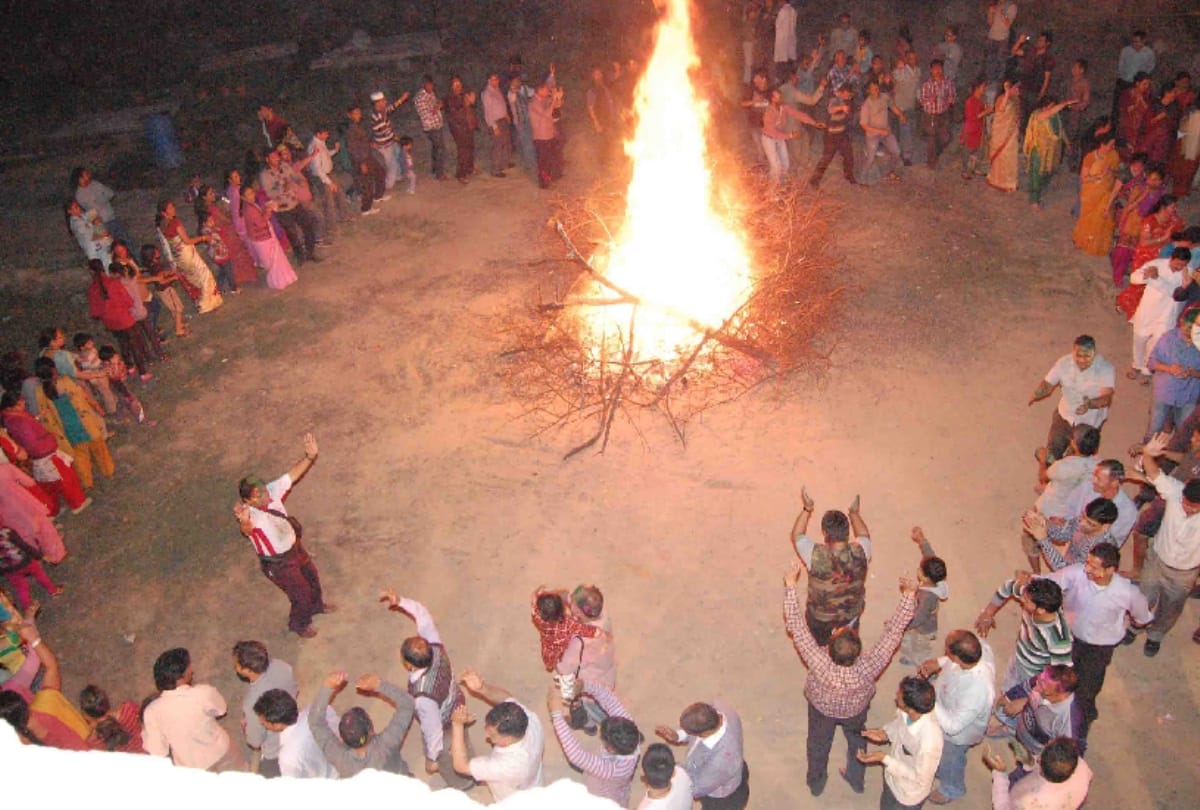 uttrakhand people living in grater noida celebrate holi in traditional way