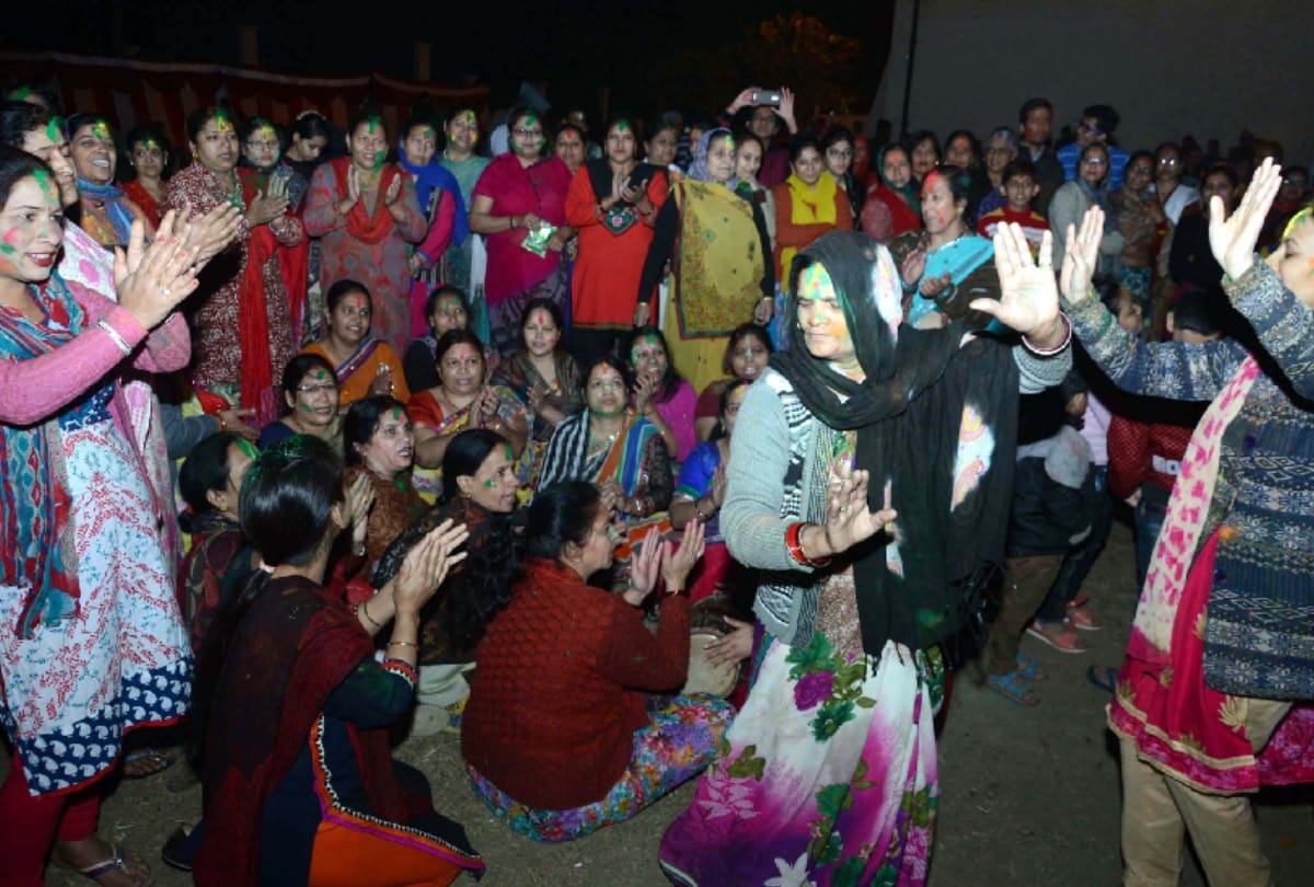 uttrakhand people living in grater noida celebrate holi in traditional way