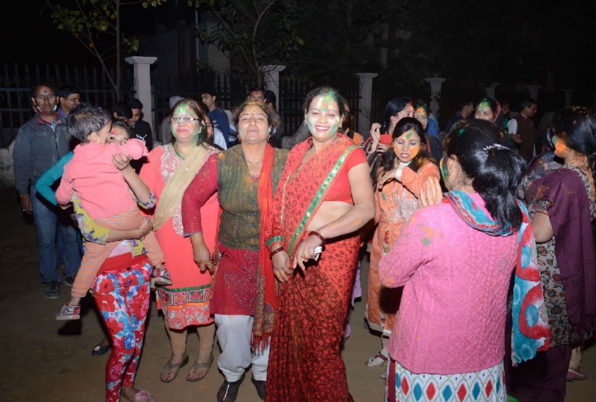 uttrakhand people living in grater noida celebrate holi in traditional way