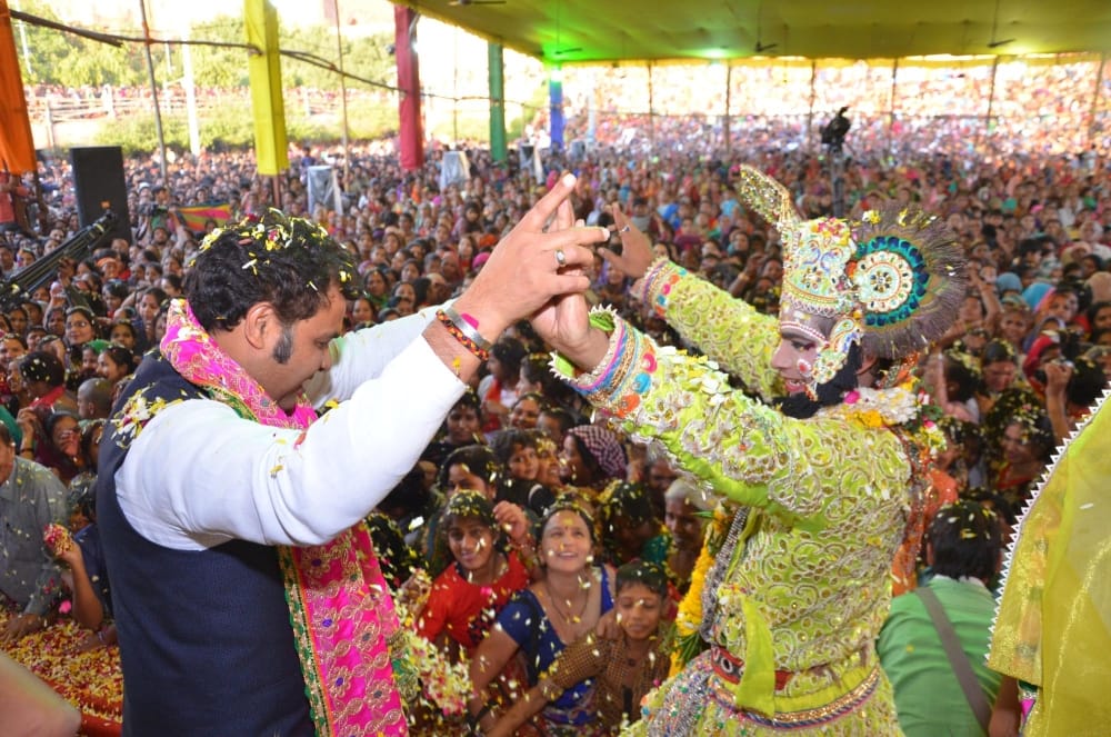 Mathura lathmar holi celebration at shrikrishna janmsthan