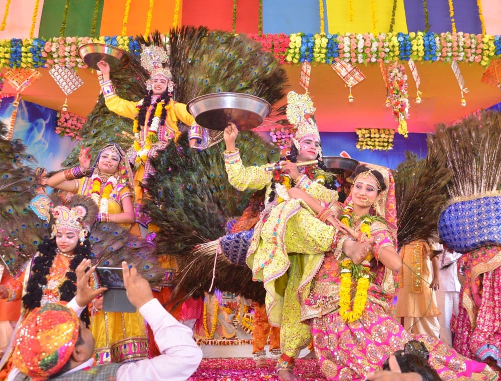 Mathura lathmar holi celebration at shrikrishna janmsthan
