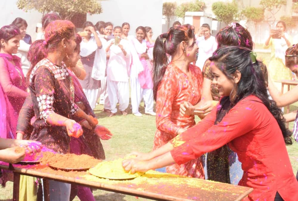 pics of holi celebration in lucknow.