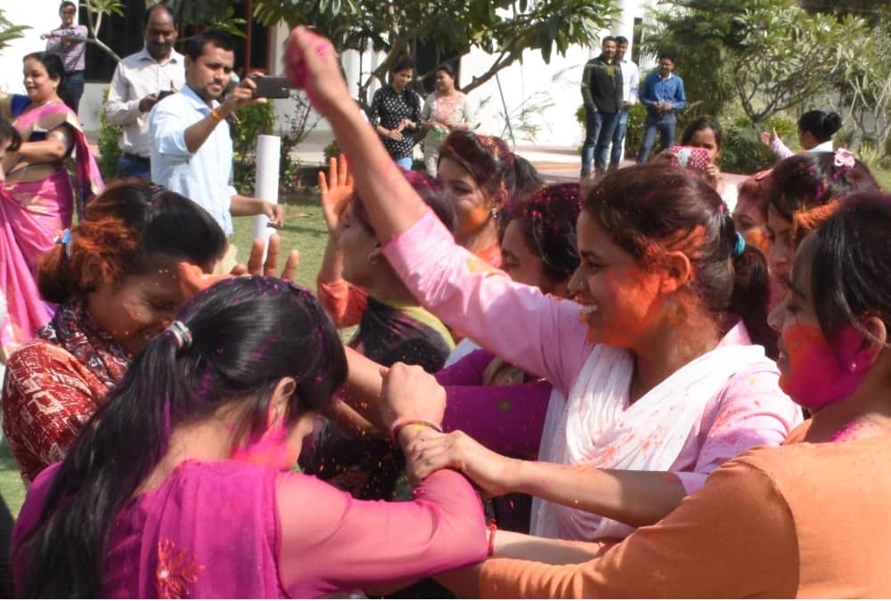 pics of holi celebration in lucknow.