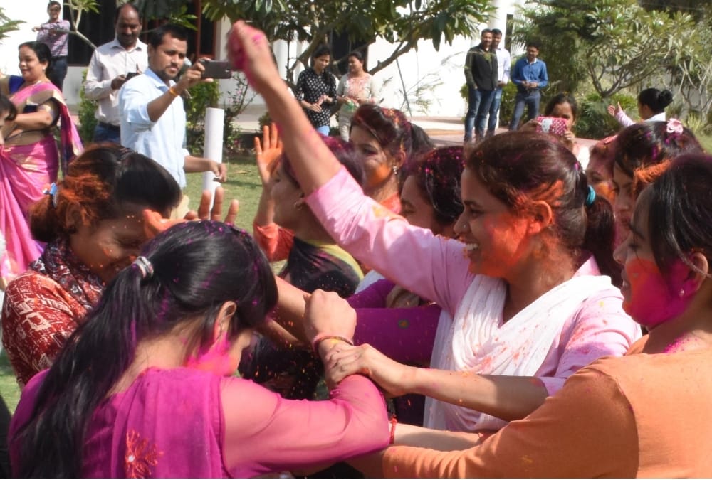 Bware to colours on Holi 2018