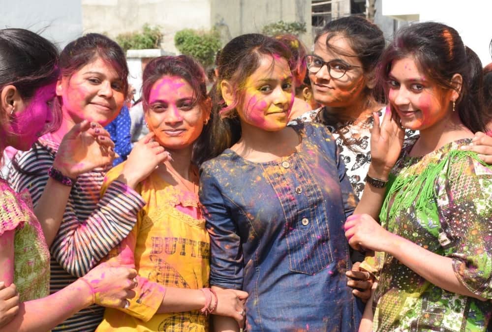 pics of holi celebration in lucknow.