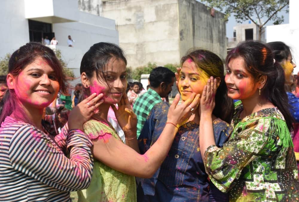 pics of holi celebration in lucknow.