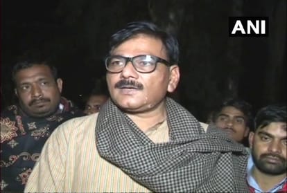 uttar pradesh Man died after allegedly jumping off a police vehicle in Jewar of Gautam Budh Nagar 