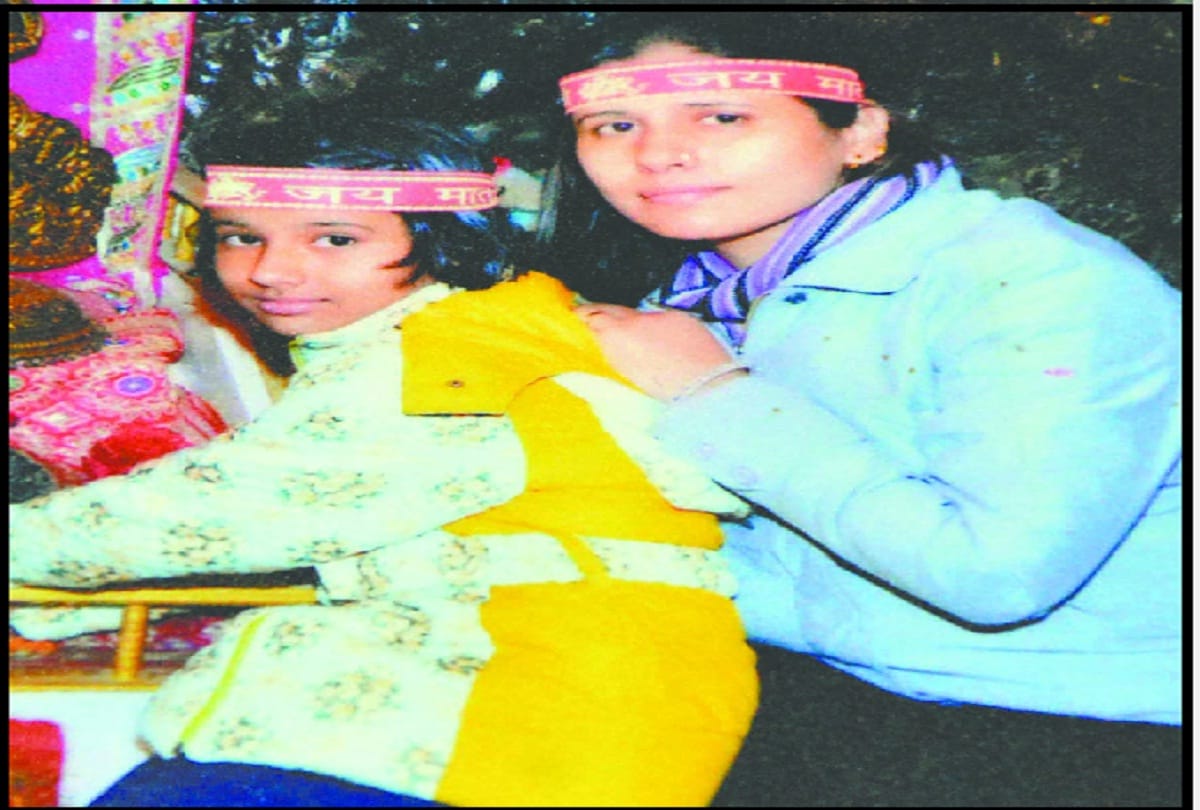 Mother cut of veins of hand and then daughter committed suicide by hanging herself