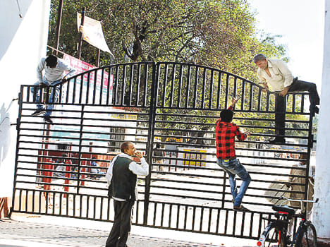 On the shift to shoppers, the Mandi administration and traders were struggling
