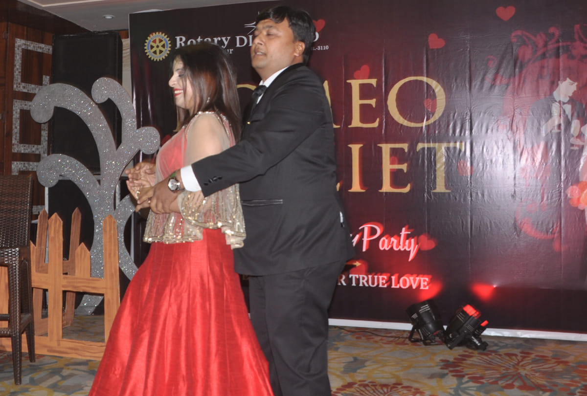 Romio Juliet date in romantic atmosphere
