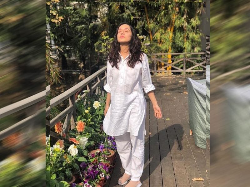shradha kapoor remove shooting stress photos