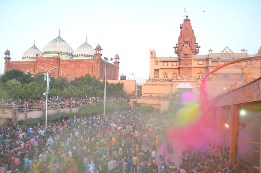 Mathura lathmar holi celebration at shrikrishna janmsthan