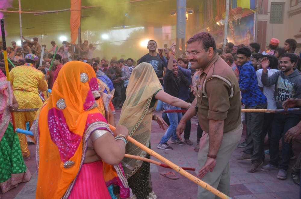 Mathura lathmar holi celebration at shrikrishna janmsthan