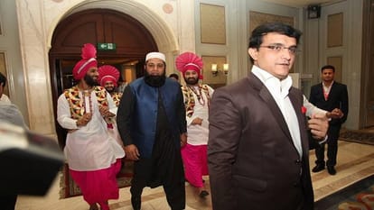 sourav ganguly break security circle to eat kabab in lahore