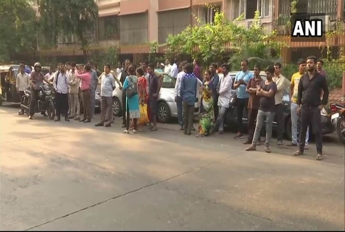 Just to see sridevi deadbody Fans Gathered Outside Sridevi House Bollywood Stars also Reaching