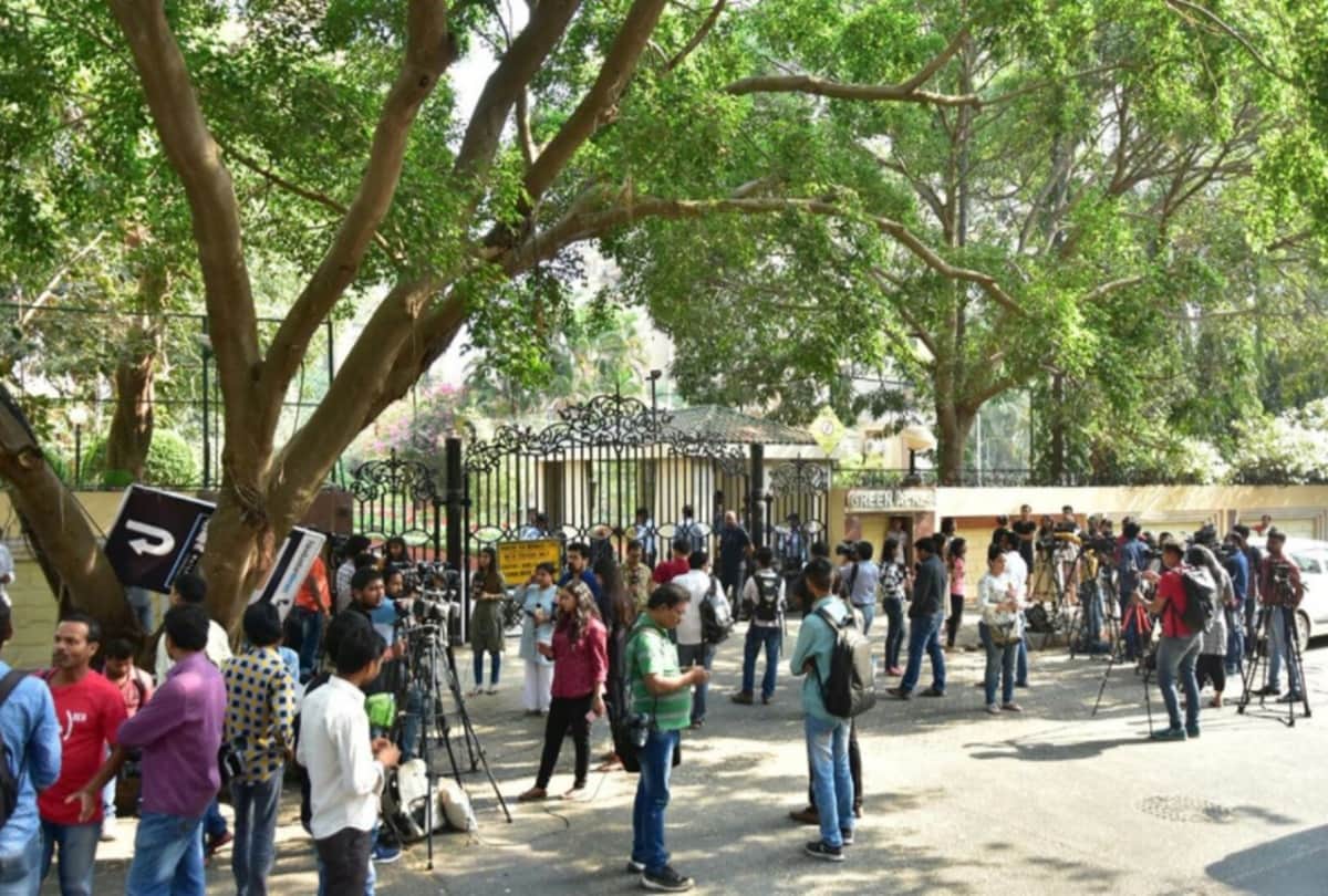Just to see sridevi deadbody Fans Gathered Outside Sridevi House Bollywood Stars also Reaching