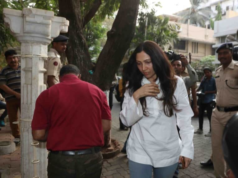 Just to see sridevi deadbody Fans Gathered Outside Sridevi House Bollywood Stars also Reaching