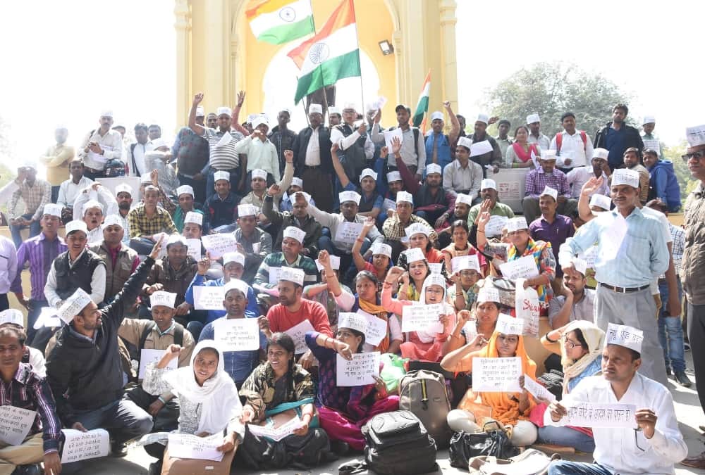 tet qualified applicants protest in lucknow.