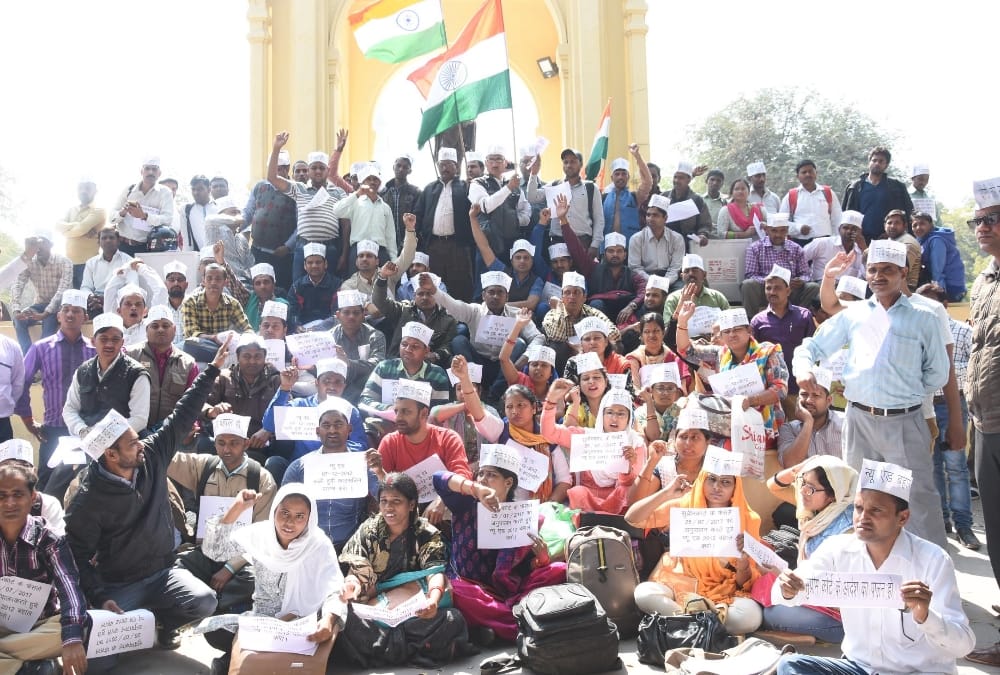 tet qualified applicants protest in lucknow.