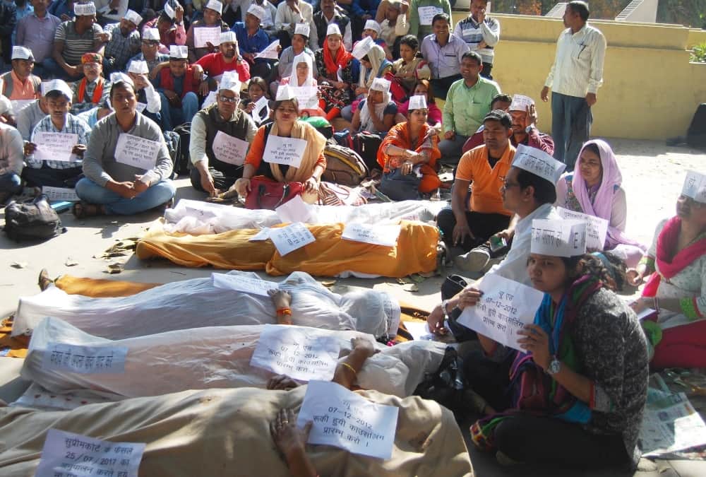 tet qualified applicants protest in lucknow.