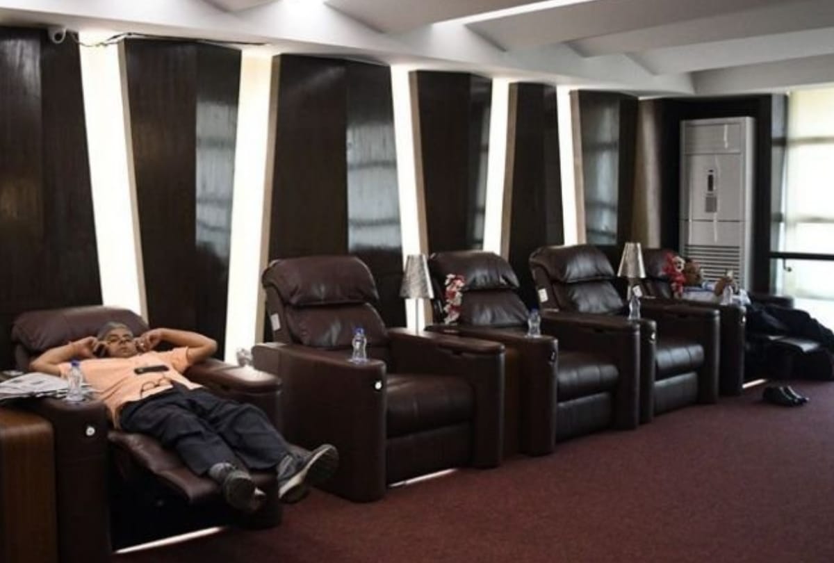 new delhi railway station secret waiting area with theatre massage centre and many more facility