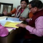 वायरल पेपर की जांच करते अधिकारी