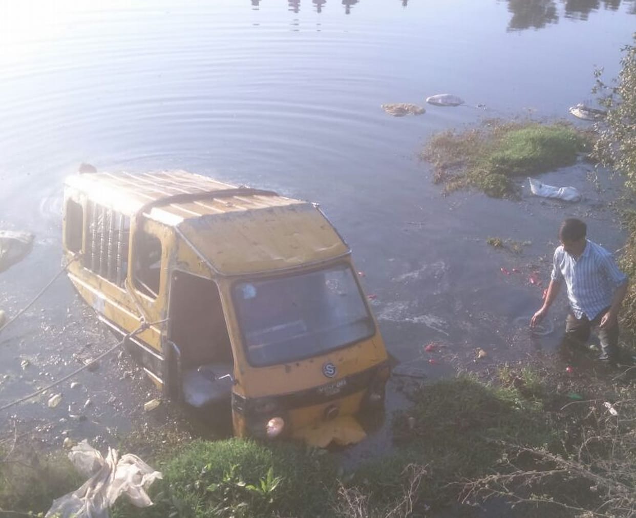 तालाब में गिरा अनियंत्रित टेंपो, एक यात्री की मौत