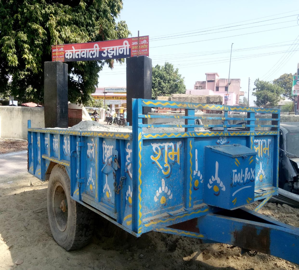 पुलिस ने अवैध खनन में बालू लदी दो ट्रैक्टर-ट्रॉलियां पकड़ीं