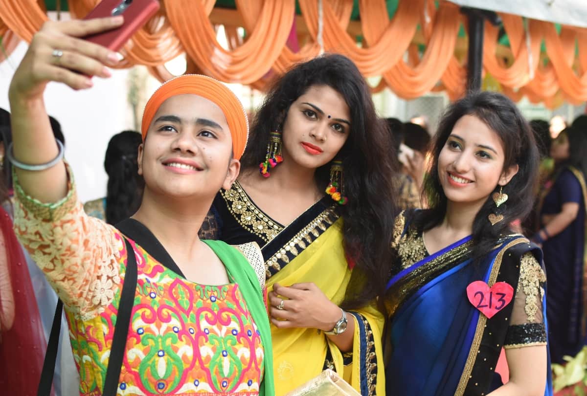 mariyam abbas selected miss awadh crown in the farewell party