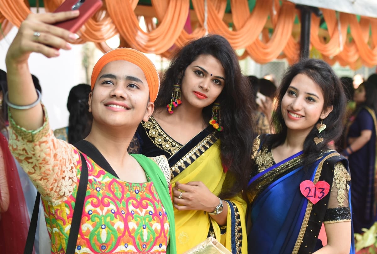 mariyam abbas selected miss awadh crown in the farewell party