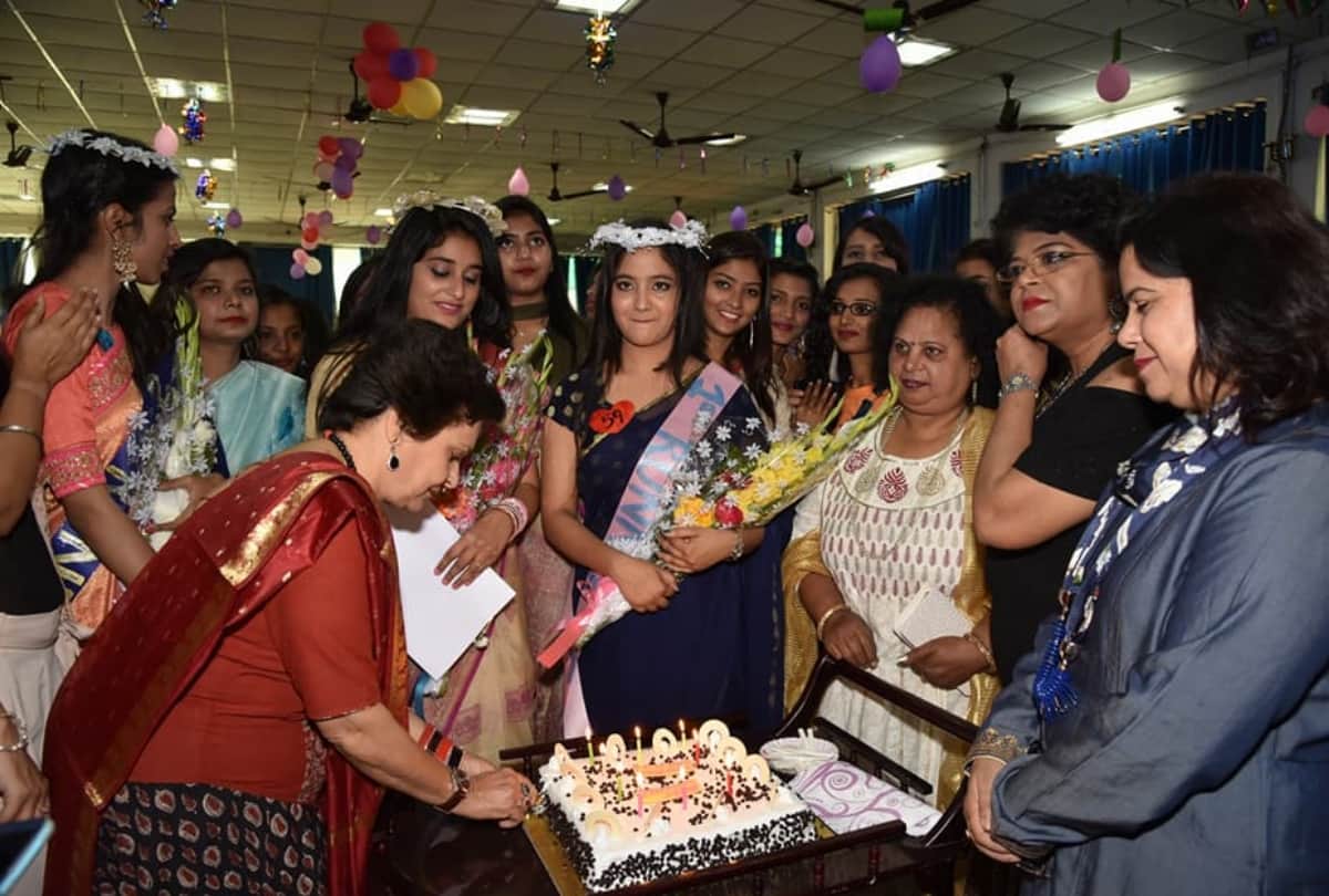 mariyam abbas selected miss awadh crown in the farewell party