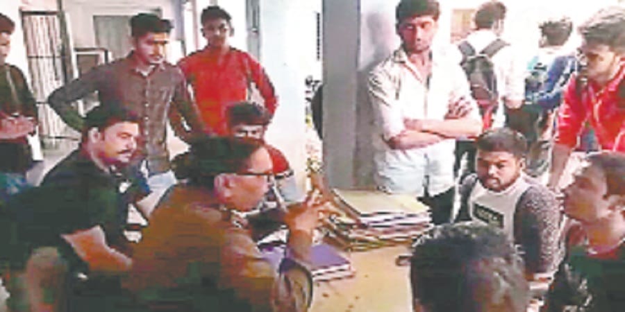 Daroga abused the student, police people apologized to the students