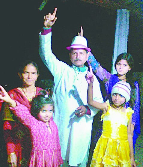 Holi sings with Holi sings and colors, Sikandar Bhai's Kunba