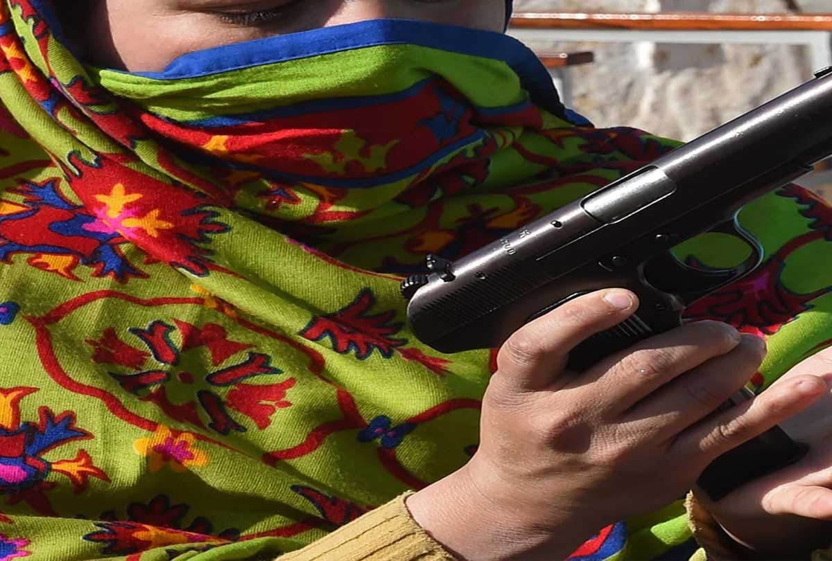 girl arrested with gun in kanpur