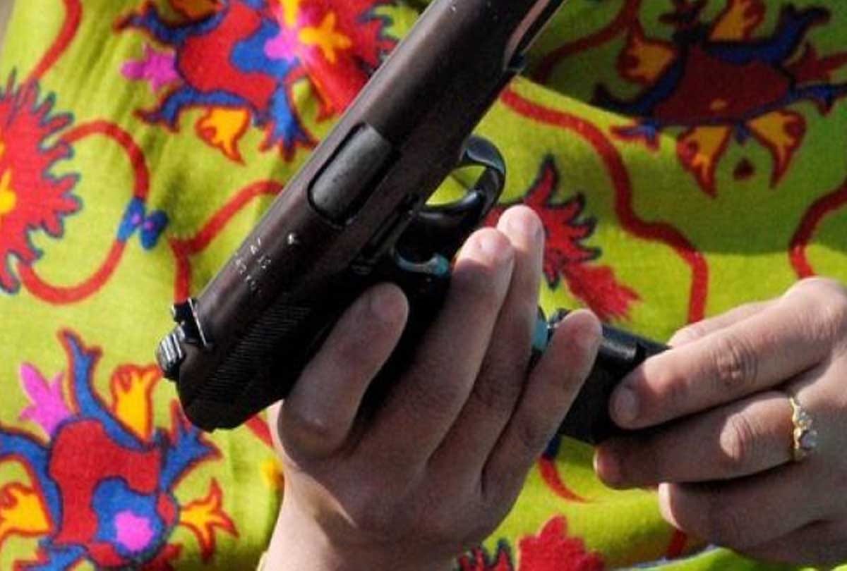 girl arrested with gun in kanpur