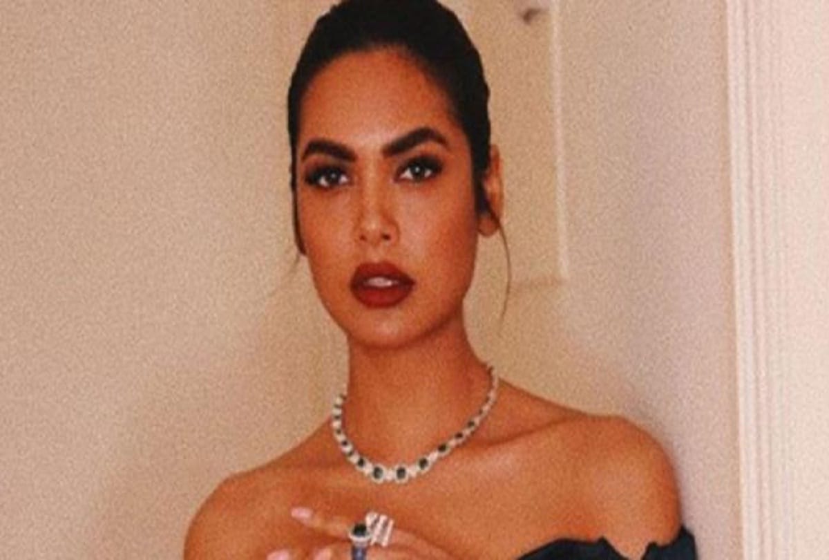 Esha Gupta angry in UIDAI after server goes down