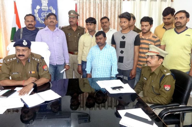 पुलिस ने पेपर आउट करने वाले चार दबोचे