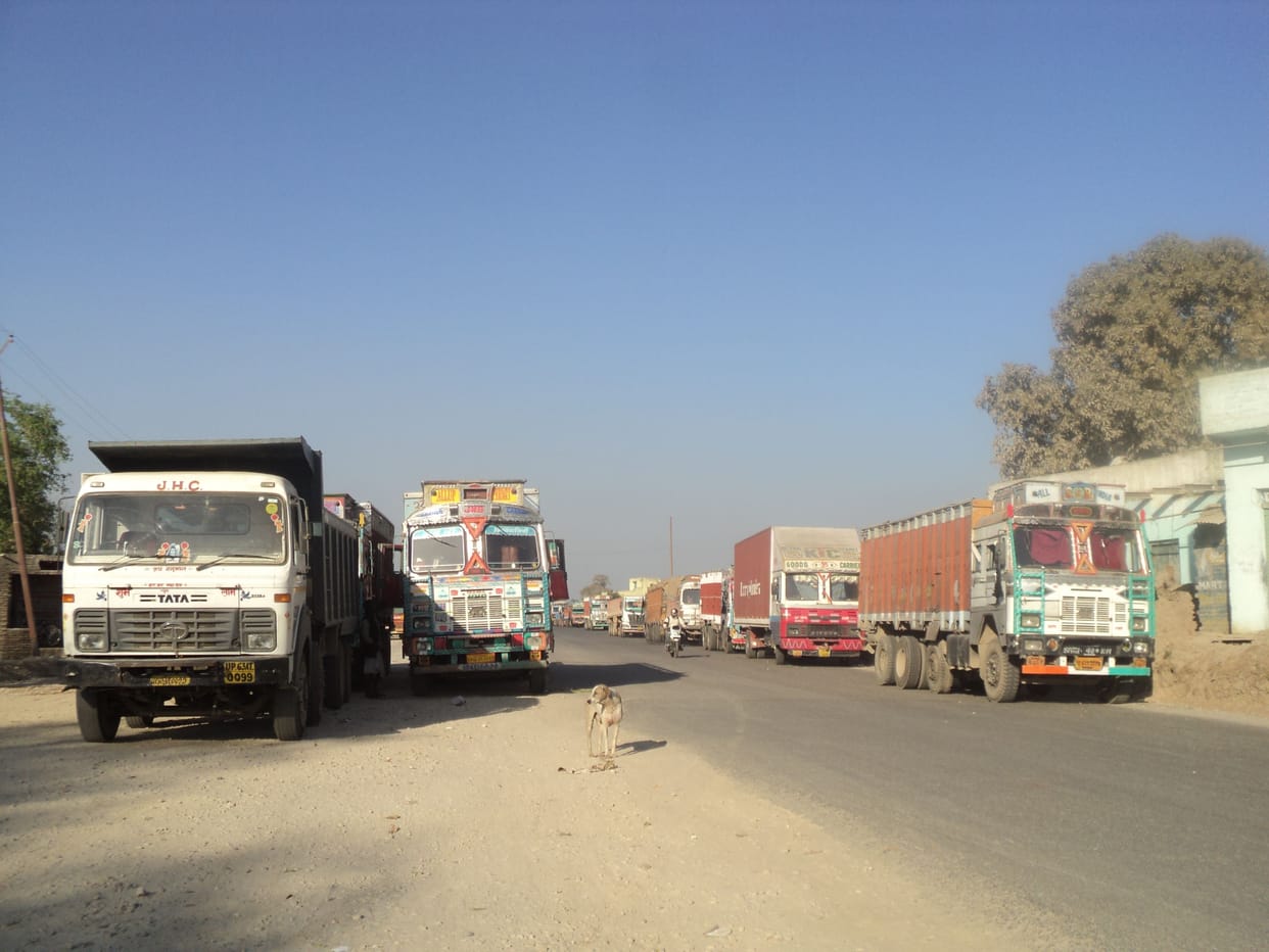 Protest against water crisis on NH- 9 in Delhi