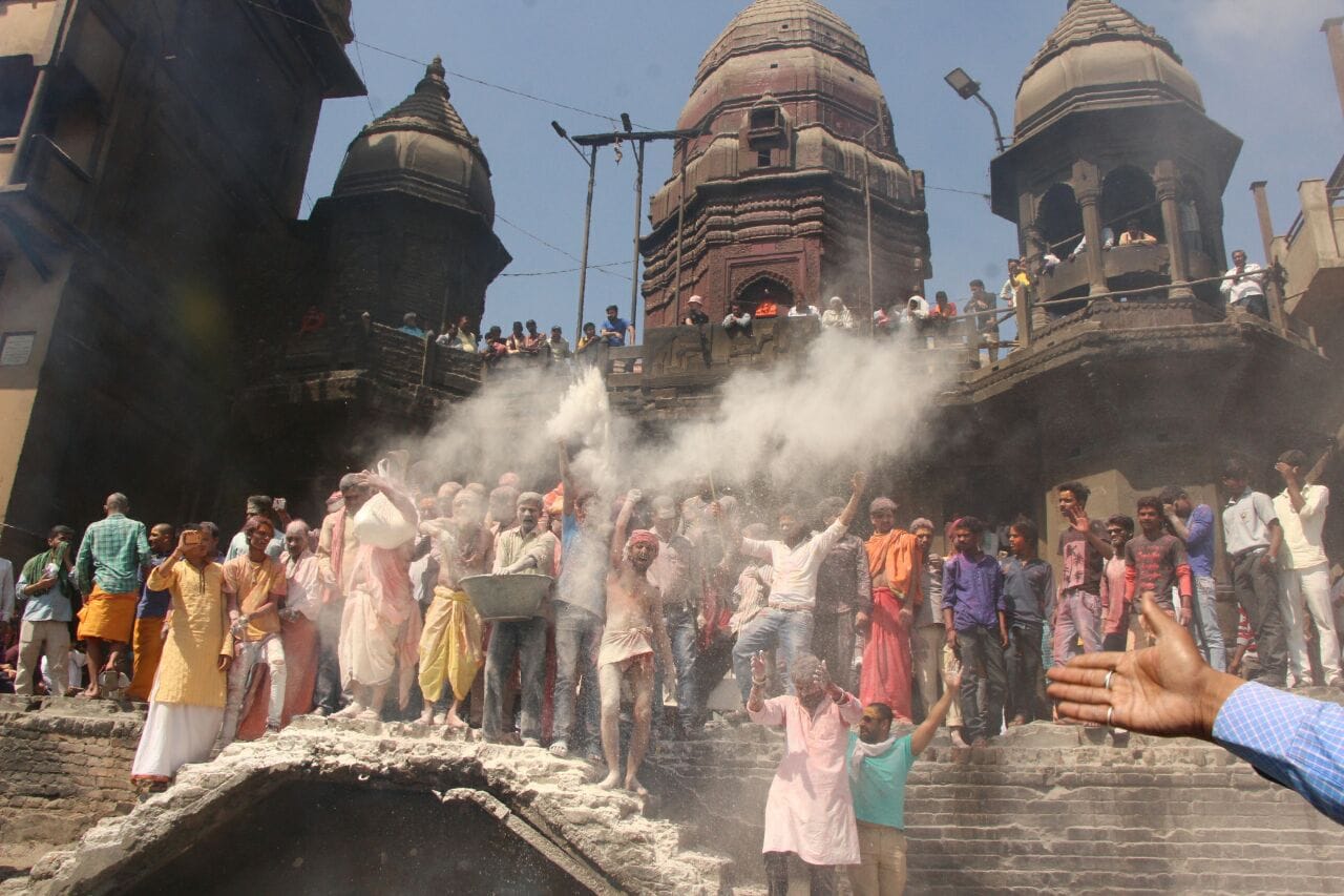  devotees of lord shiva played holi with ashes of bodies in varanasi