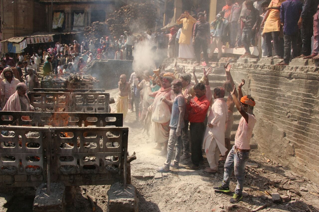  devotees of lord shiva played holi with ashes of bodies in varanasi